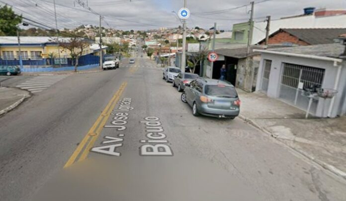 Motociclista de 55 anos fica ferido após colisão com carro em São José