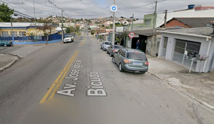 Motociclista de 55 anos fica ferido após colisão com carro em São José