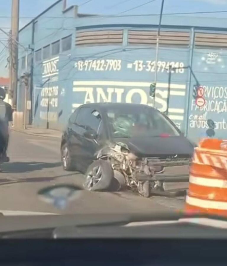 Veículo perde controle e colide com poste em avenida de Santos