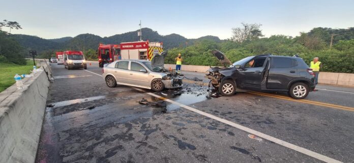 Idosa fica ferida após se envolver em acidente na Tamoios, em Caraguatatuba