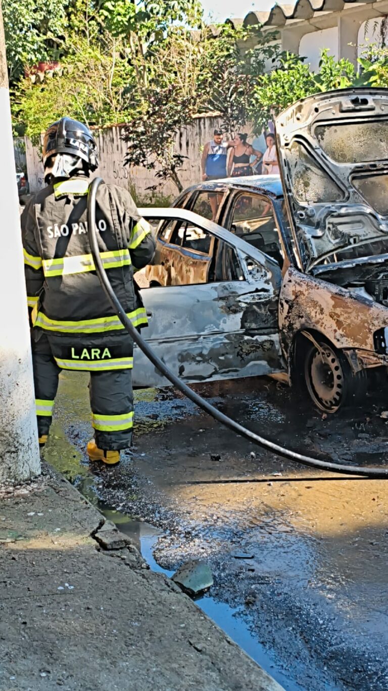 Incêndio destrói carro na véspera de Natal em Ubatuba