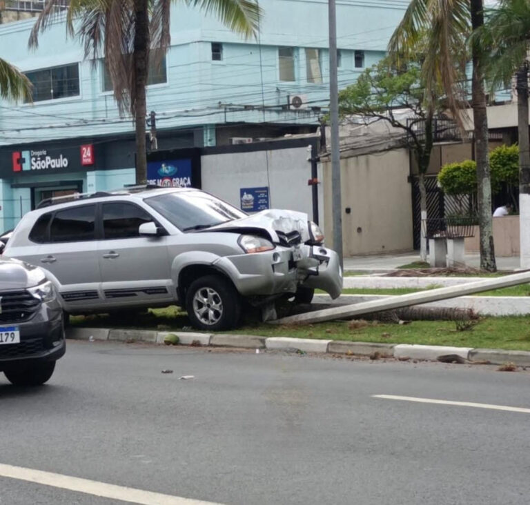 Carro perde o controle e colide com poste em avenida do Guarujá