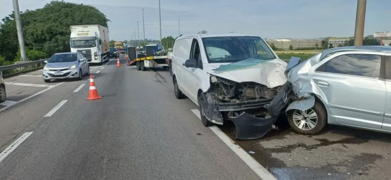 Engavetamento com quatro veículos causa congestionamento na Dutra, em Jacareí