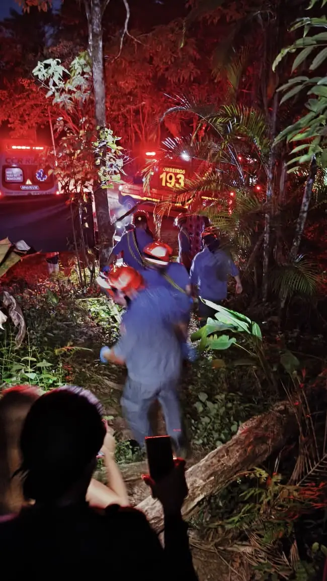 Homem é resgatado após cais de cachoeira em Ubatuba