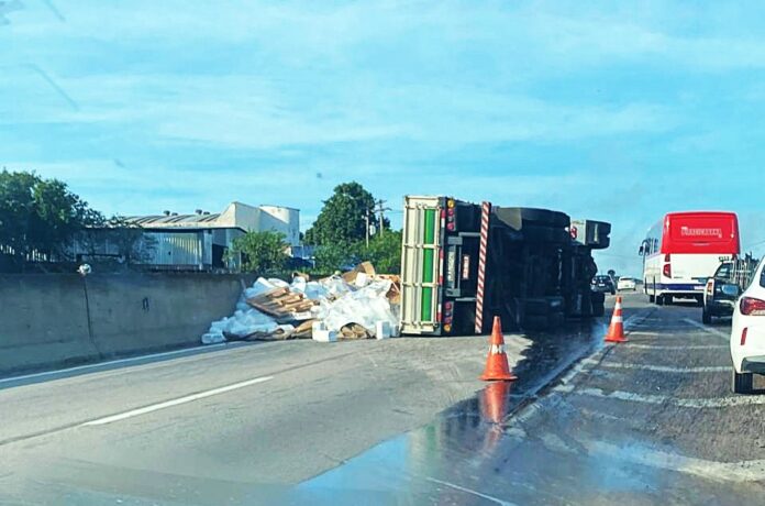 Caminhão carregado com fertilizantes tomba na SP-101 em Hortolândia