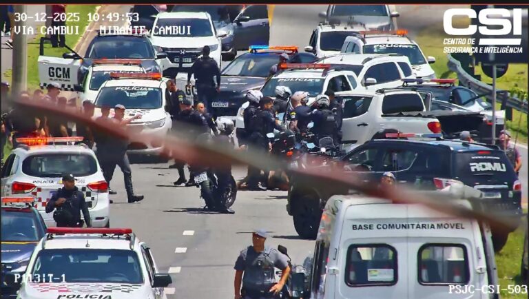 VÍDEO: Motorista de caminhonete foge na contramão e só para ao bater em viatura da GCM em São José