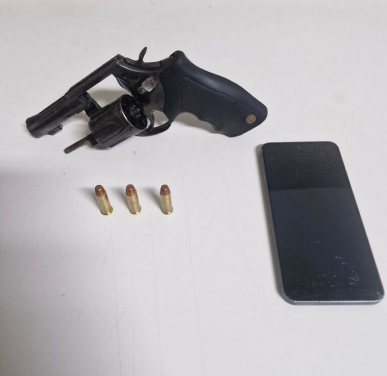 Suspeito é preso com arma carregada e diz que pagou R$ 6 mil para "resolver" rixa