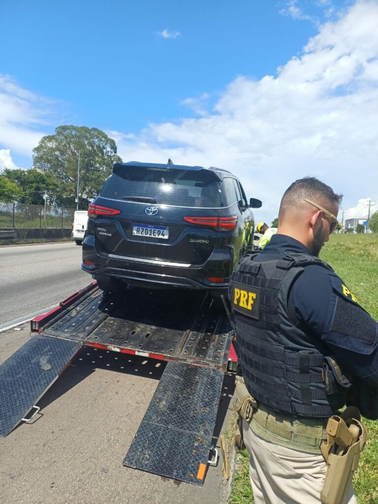 Carro SUV de luxo clonado na Via Dutra