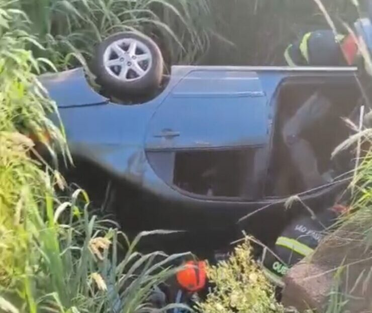 Carro cai em barranco e deixa quatro feridos em Araçatuba