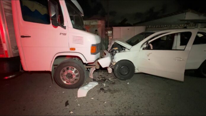Ele dirigia um carro modelo Gol, de cor branca, quando bateu em um caminhão-baú que estava parado na via, após o encerramento de uma festa