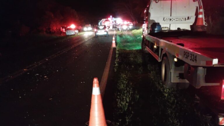 Jovem de 21 anos morre em colisão entre carro e caminhonete