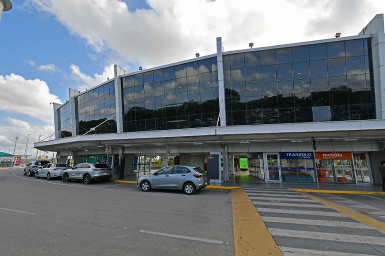 Homem procurado por homicídio é preso dentro de aeroporto na Paraíba