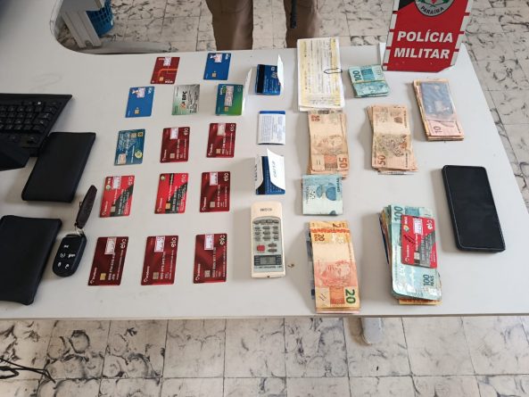 Suspeito foi preso em flagrante enquanto sacava dinheiro das vítimas; pelo menos 20 cartões foram recuperados durante a ação