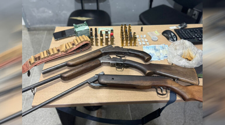 Homem é preso com armas e drogas após denúncia de ameaça em Campina Grande