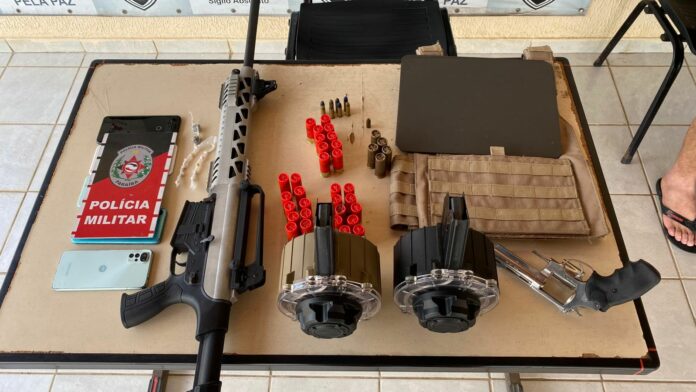 A ação foi conduzida por equipes do 21º Batalhão da Polícia Militar, que também prenderam um homem em flagrante
