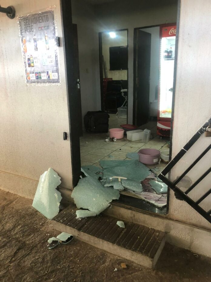 A ação criminosa foi registrada por câmeras de segurança instaladas no entorno do estabelecimento.