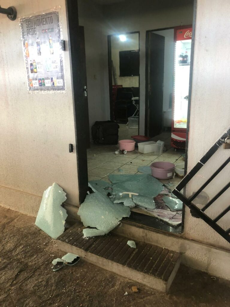 A ação criminosa foi registrada por câmeras de segurança instaladas no entorno do estabelecimento.