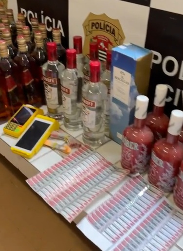 Fábrica clandestina é descoberta com bebidas alcoólicas adulteradas em Santos; VÍDEO