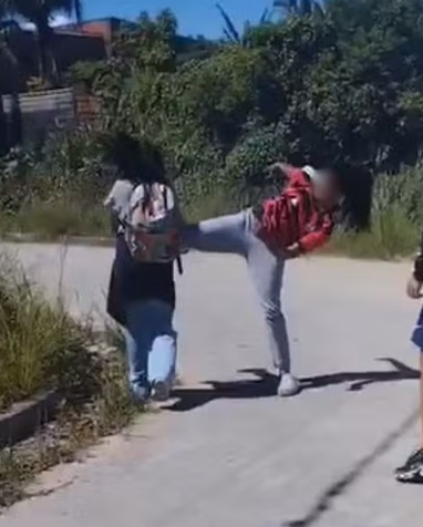 Responsáveis por aluna que agrediu colega com chutes e socos no Guarujá são investigados pela Polícia