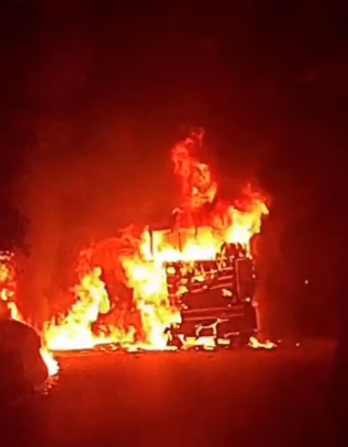 Caminhão com carga de algodão pega fogo na Rodovia Anchieta