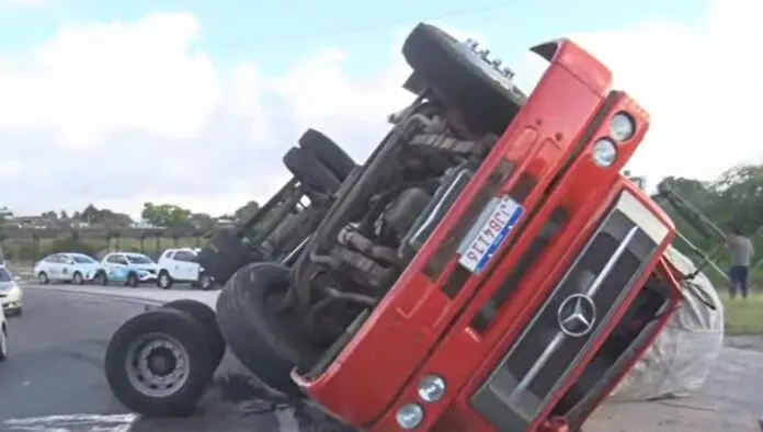 Carreta tomba no acesso ao Viaduto de Oitizeiro e deixa trânsito lento em João Pessoa