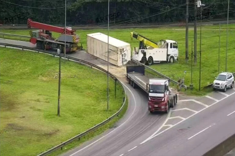 Caminhão tomba na Cônego Domênico Rangoni e deixa alça de retorno interditada em Santos