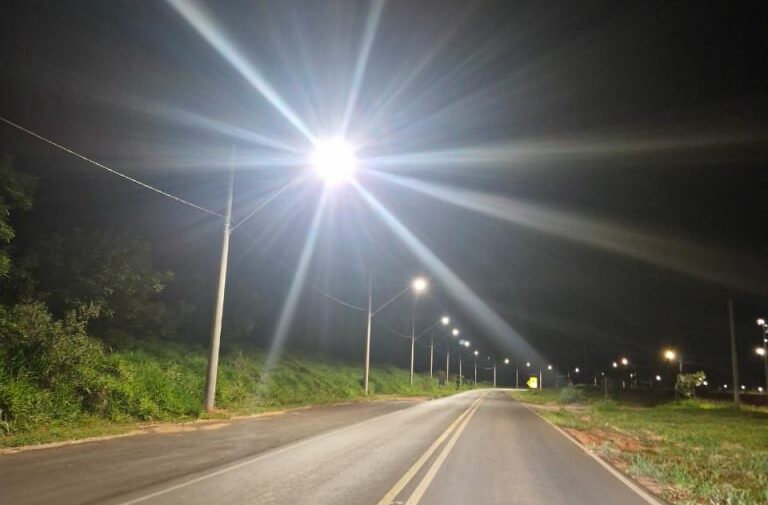 Estrada Caram Rezek recebe iluminação até o Bairro Taveira