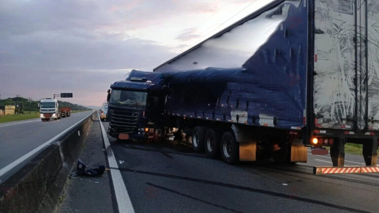 Carreta perde controle ao desviar de pedestre e interdita Rodovia em Itanhaém