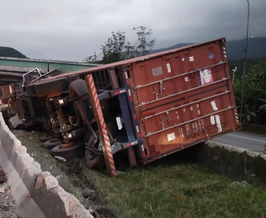 Carreta tomba após bater em mureta na Rodovia Cônego Domênico Rangoni em Cubatão