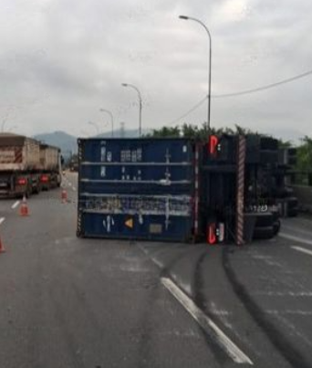 Carreta tomba, pega fogo e interdita Rodovia Cônego Domênico Rangoni em Cubatão