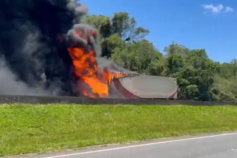 Colisão entre carretas causa morte e incêndio na Rodovia Régis Bittencourt, no Vale do Ribeira