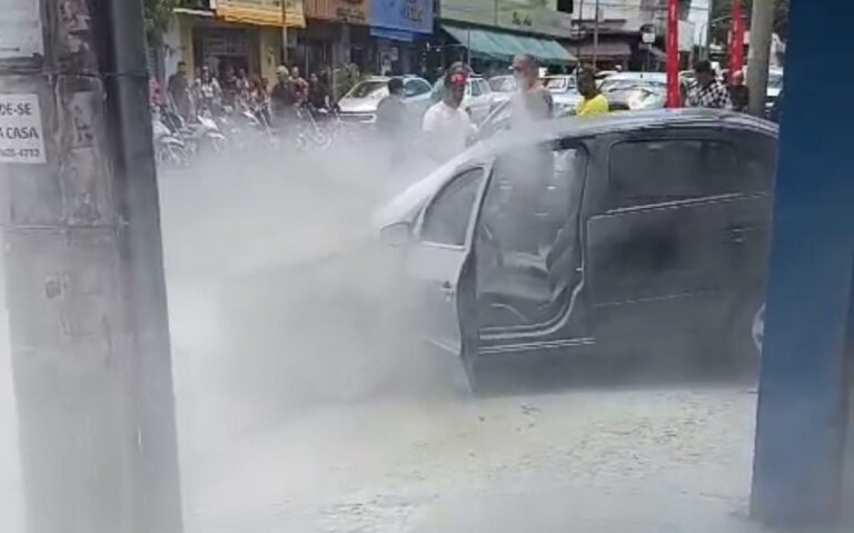 Carro pega fogo ao sair de estacionamento no centro de Araçatuba