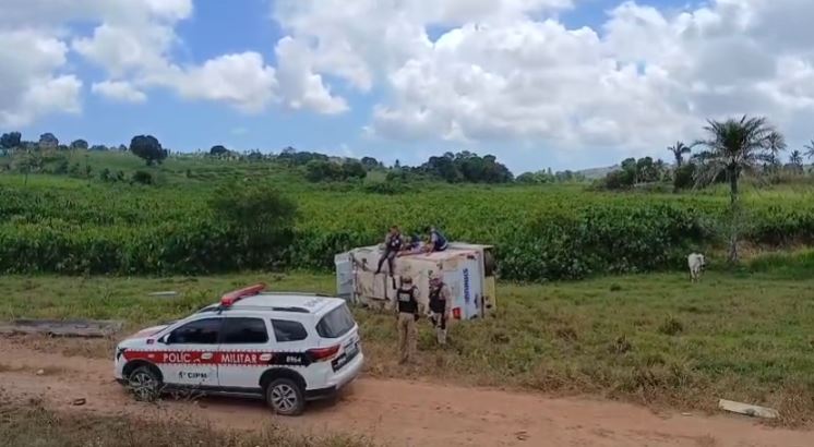 Carro-forte capota no Litoral Sul da Paraíba e deixa quatro feridos