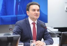 União Brasil expulsa Celso Sabino após ministro decidir ficar no governo Lula