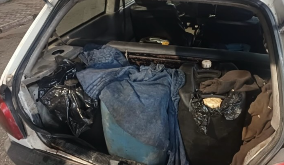 Dupla é presa com carro roubado e 210 litros de combustível furtado de vagões ferroviários