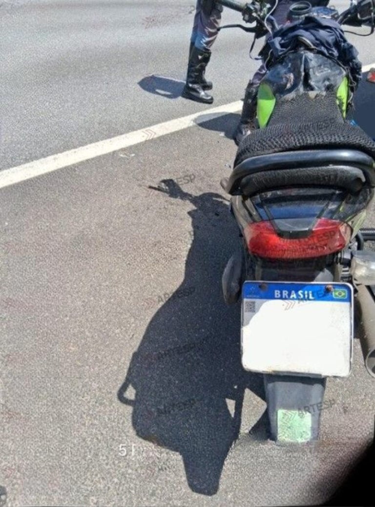 Motociclista morre e garupa fica ferido após colisão com caminhão parado em acostamento em Rodovia