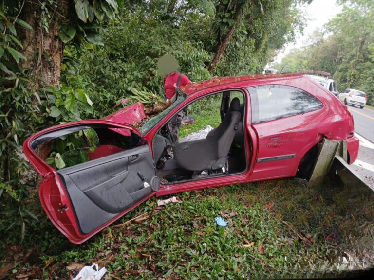 Motorista perde controle e causa colisão em rodovia; uma pessoa morreu e outra está em estado grave