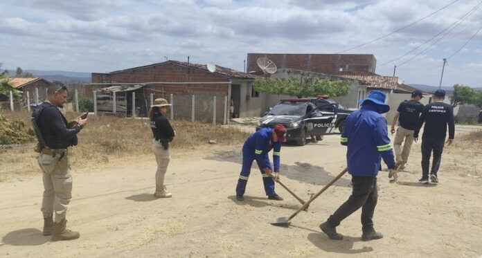 Durante a inspeção, mais de 40 ligações irregulares foram identificadas, incluindo estruturas utilizadas para abastecer carros-pipa de forma ilegal