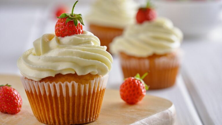 Confira o modo de preparo de uma deliciosa receita de Cupcake de Morango