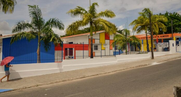 escola-redeestadualparaiba As escolas estaduais e as Gerências Regionais de Educação (GREs) estão mobilizadas durante todo o período para orientar estudantes e responsáveis que tiverem dúvidas ou dificuldades no acesso ao sistema. Embora o processo seja totalmente on-line, as unidades da rede permanecerão aptas a auxiliar as famílias que precisarem de atendimento presencial para a realização da pré-matrícula