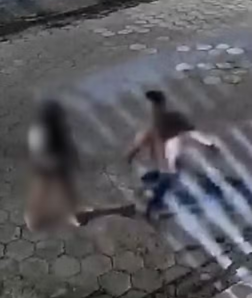 Mulher desmaia na rua após ser espancada pelo companheiro em Itanhaém; VÍDEO