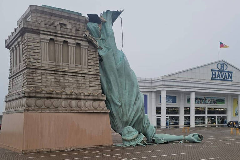 Estátua da Havan despenca durante temporal em cidade da região de Porto Alegre