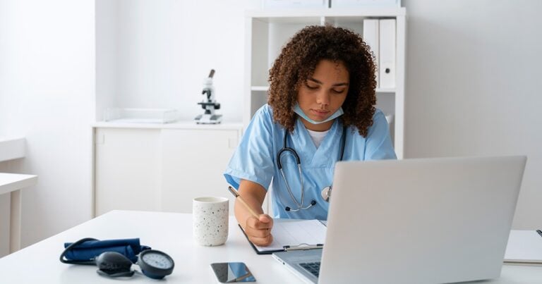 Médicas são maioria em SP, mas homens ainda dominam especialidades