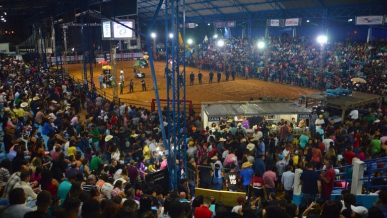 César Menotti & Fabiano encerram a Fapig, em Guararapes