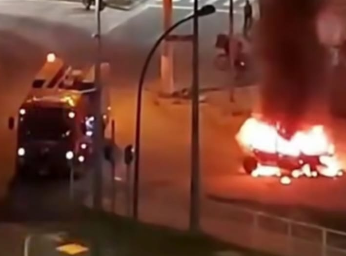 Incêndio atinge carro em avenida de São Vicente
