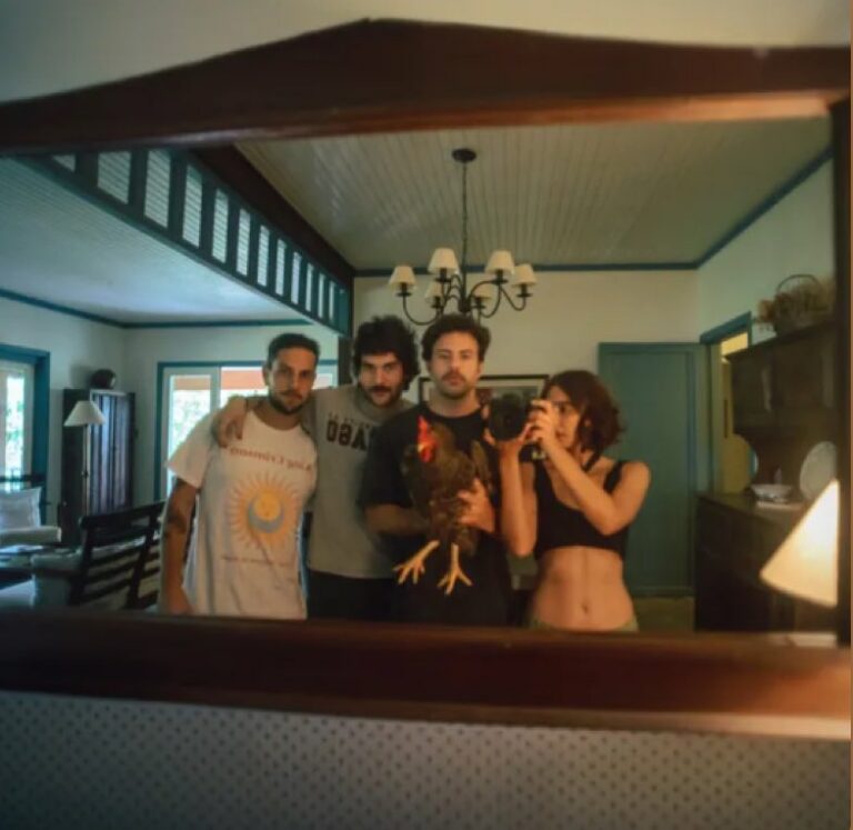 Foto Em Grupo anuncia primeiro álbum; lançamento acontece nesta sexta-feira, 12 de dezembro