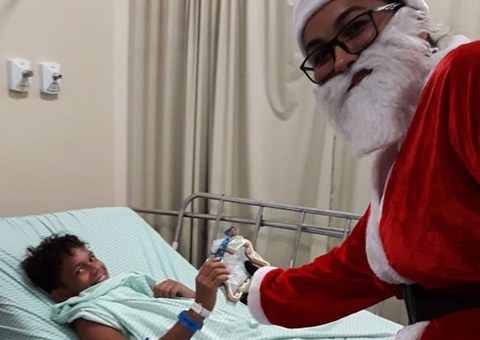 Crianças do Centro de Doenças Raras recebem visita de Papai Noel nesta sexta-feira