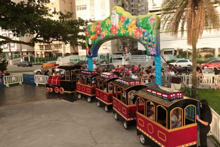 Baleia gigante e túnel imersivo marcam passeio natalino em Santos