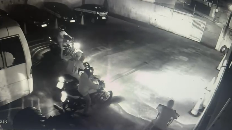 Câmeras de segurança registraram a ação, em que quatro suspeitos entraram, ligaram as motos e fugiram do local