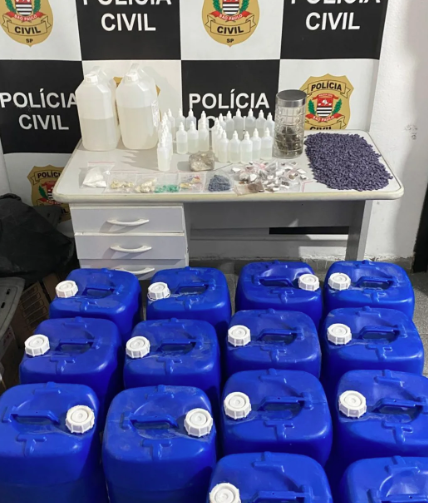 Polícia apreende 280 litros de lança perfume e outras drogas em casa utilizada para abastecer tráfico em Guarujá